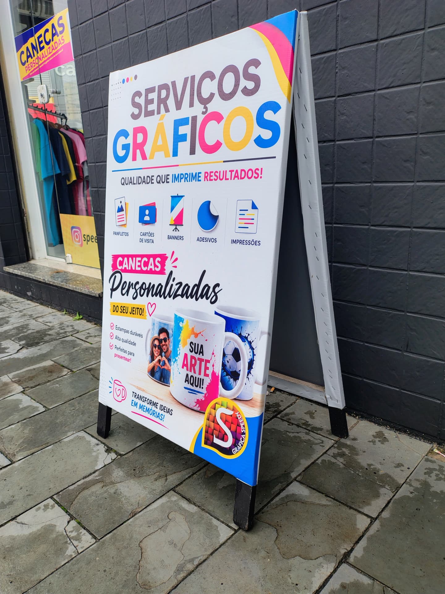 Cavalete personalizado visto em frente à Speedy Gráfica