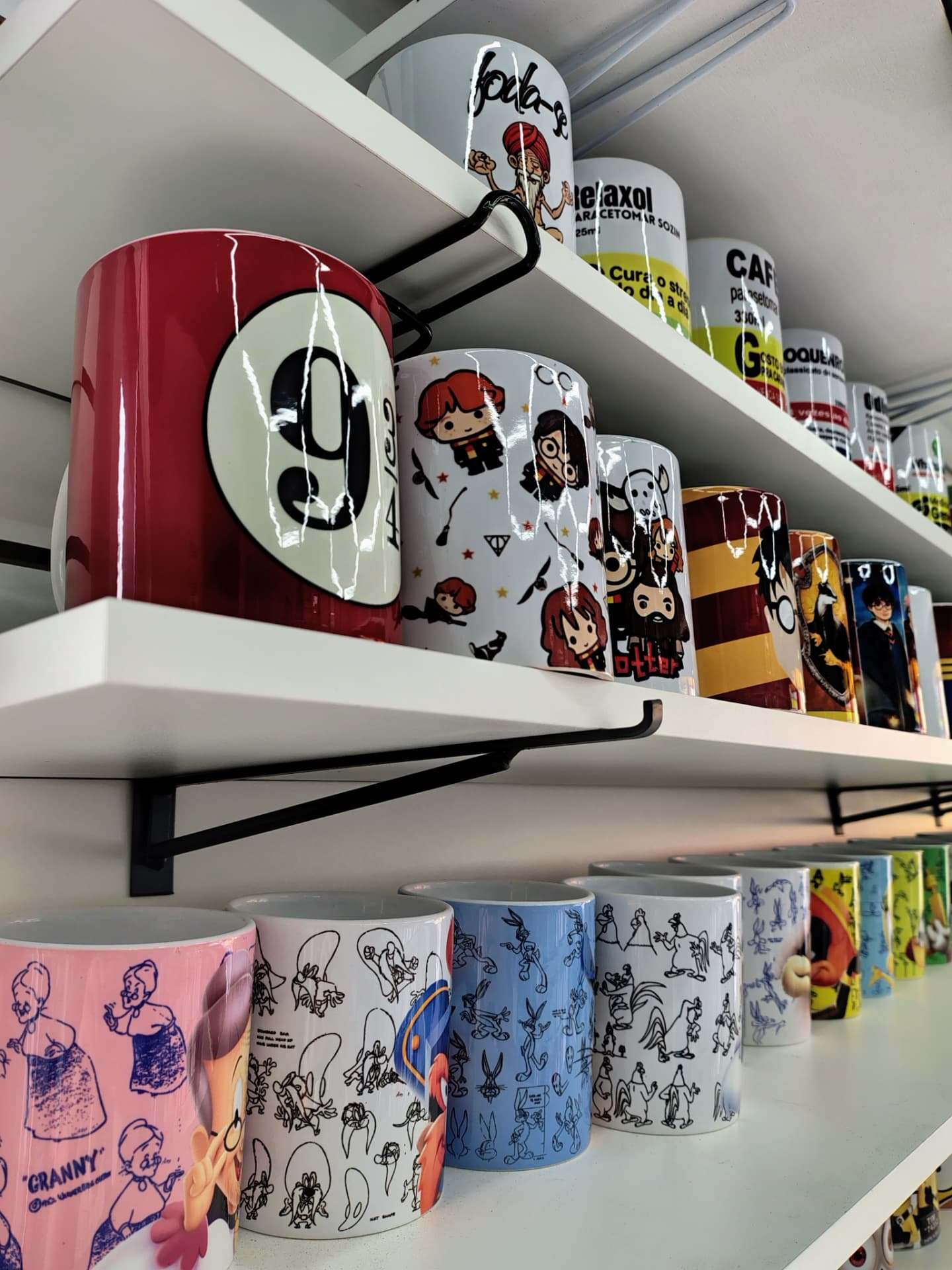 Canecas personalizadas expostas na loja