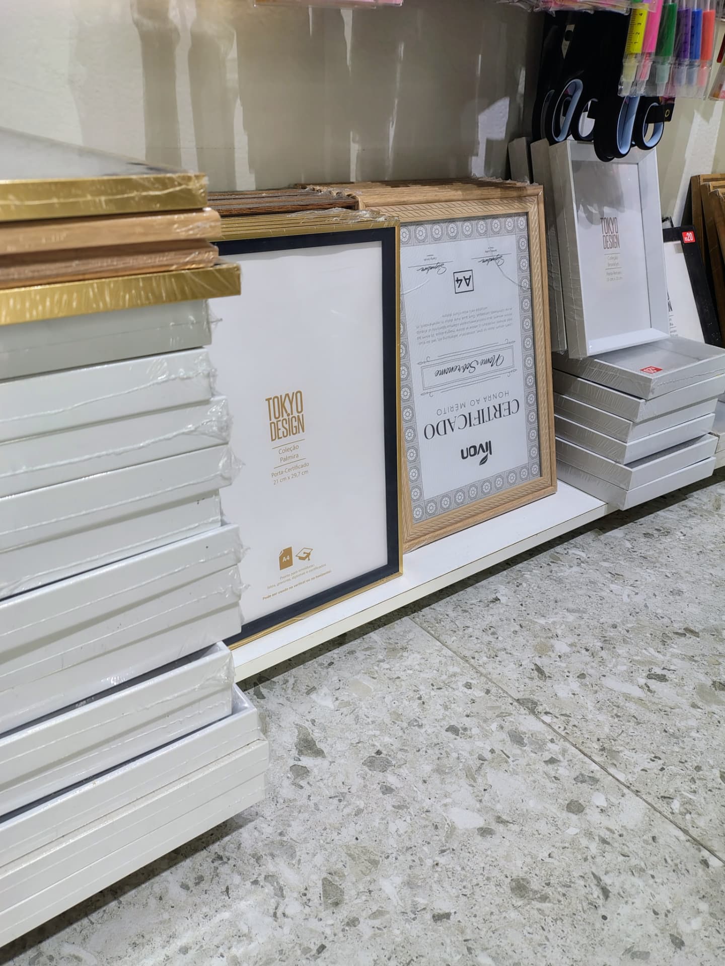 Porta-certificados em formato A4 expostos na loja